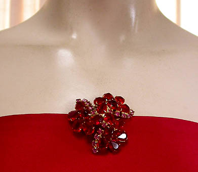 a beautiful vintage costume jewelry brooch unsigned