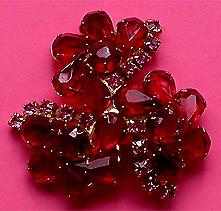 a beautiful vintage costume jewelry Brooch unsigned