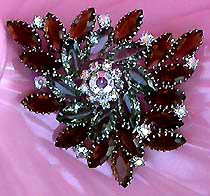 a beautiful vintage costume jewelry Brooch unsigned