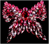 a beautiful vintage costume jewelry Brooch unsigned