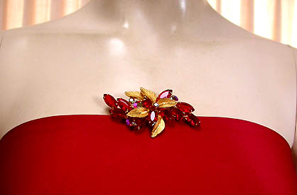 a beautiful vintage costume jewelry brooch unsigned