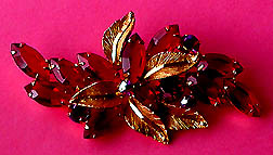 a beautiful vintage costume jewelry Brooch unsigned