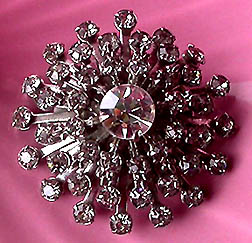 a beautiful vintage costume jewelry brooch unsigned