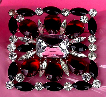 a beautiful vintage costume jewelry brooch unsigned