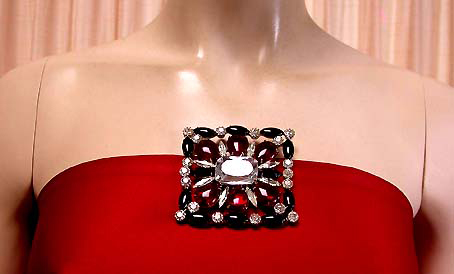 a beautiful vintage costume jewelry brooch unsigned