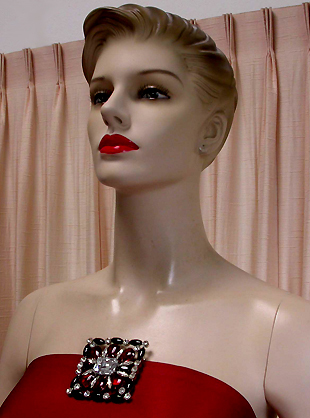 a beautiful vintage costume jewelry brooch unsigned