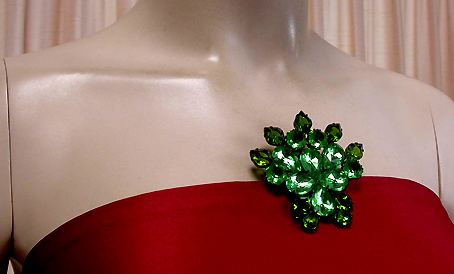 a beautiful vintage costume jewelry brooch unsigned
