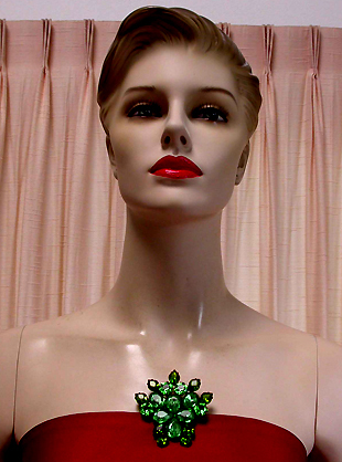 a beautiful vintage costume jewelry brooch unsigned