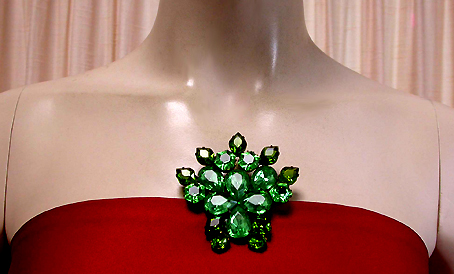 a beautiful vintage costume jewelry brooch unsigned