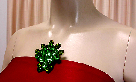 a beautiful vintage costume jewelry brooch unsigned