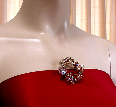 a beautiful vintage costume jewelry brooch unsigned