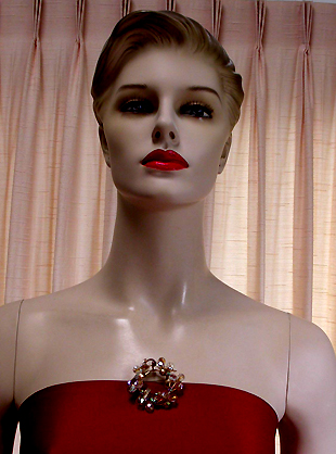 a beautiful vintage costume jewelry brooch unsigned