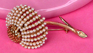 a beautiful vintage costume jewelry brooch unsigned