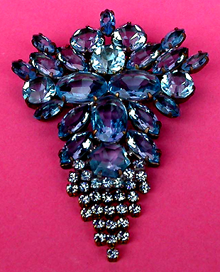 a beautiful vintage costume jewelry brooch unsigned