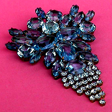 a beautiful vintage costume jewelry brooch unsigned