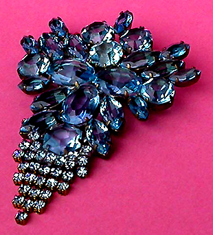 a beautiful vintage costume jewelry brooch unsigned