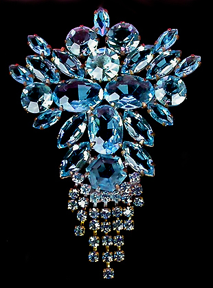 a beautiful vintage costume jewelry brooch unsigned