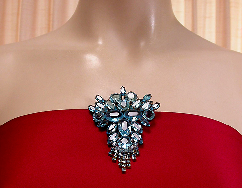 a beautiful vintage costume jewelry brooch unsigned