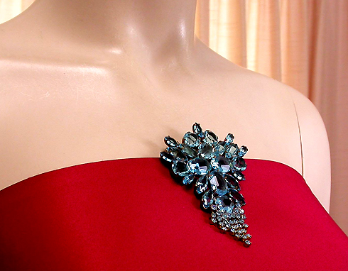 a beautiful vintage costume jewelry brooch unsigned