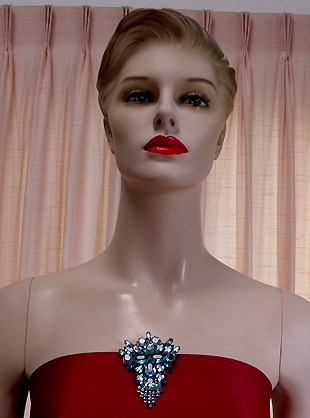 a beautiful vintage costume jewelry brooch unsigned