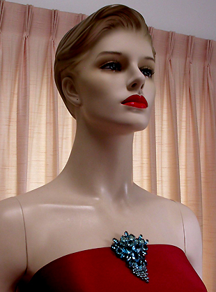 a beautiful vintage costume jewelry brooch unsigned