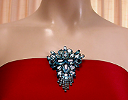 a beautiful vintage costume jewelry Brooch unsigned