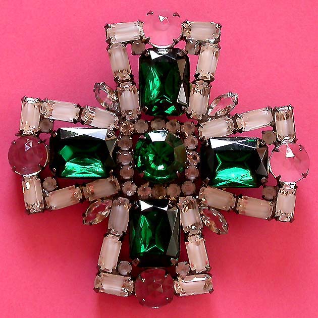 a beautiful vintage costume jewelry brooch unsigned