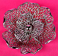 a beautiful vintage costume jewelry Brooch unsigned