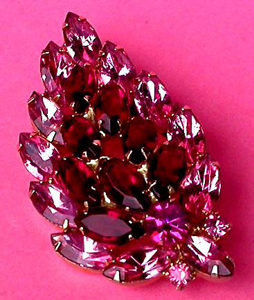 a beautiful vintage costume jewelry brooch unsigned