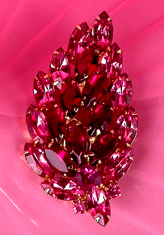 a beautiful vintage costume jewelry brooch unsigned