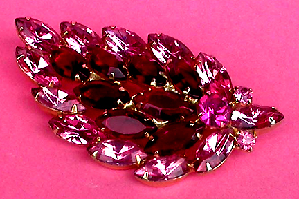 a beautiful vintage costume jewelry brooch unsigned