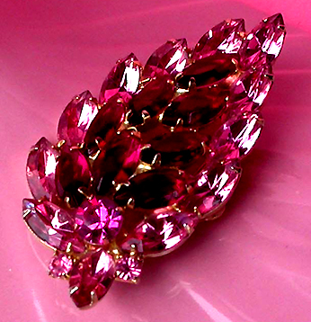 a beautiful vintage costume jewelry brooch unsigned