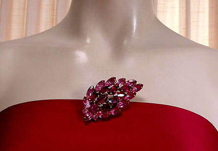 a beautiful vintage costume jewelry brooch unsigned
