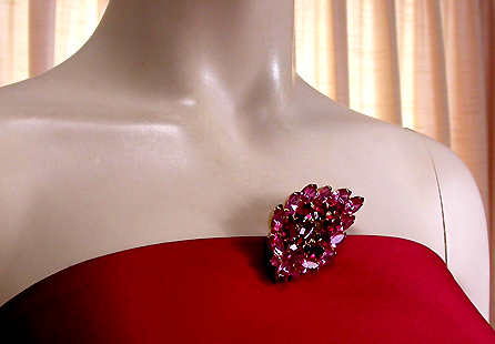 a beautiful vintage costume jewelry brooch unsigned