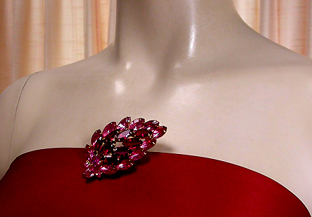 a beautiful vintage costume jewelry brooch unsigned