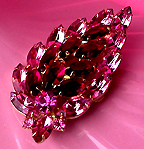 a beautiful vintage costume jewelry Brooch unsigned