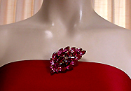 a beautiful vintage costume jewelry Brooch unsigned