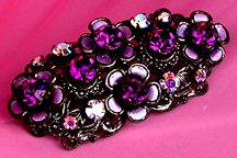 a beautiful vintage costume jewelry Brooch unsigned