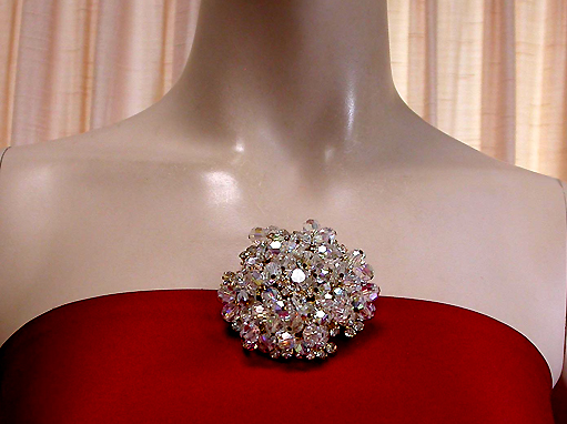 a beautiful vintage costume jewelry brooch unsigned