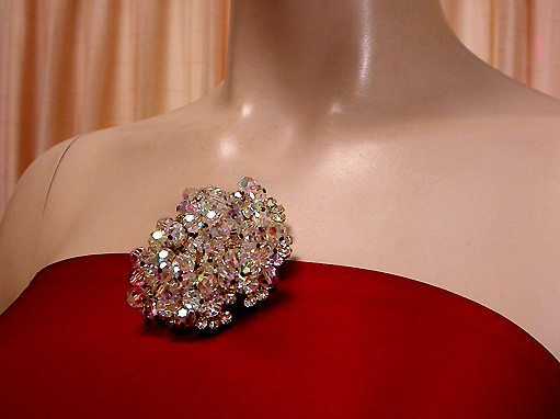 a beautiful vintage costume jewelry brooch unsigned