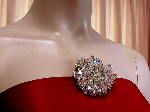 a beautiful vintage costume jewelry brooch unsigned