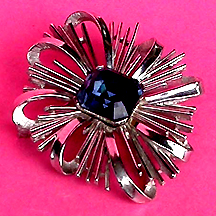 a beautiful vintage costume jewelry brooch unsigned