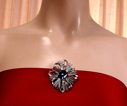 a beautiful vintage costume jewelry brooch unsigned