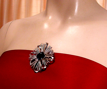 a beautiful vintage costume jewelry brooch unsigned
