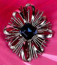 a beautiful vintage costume jewelry Brooch unsigned