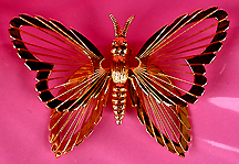 a beautiful vintage costume jewelry Brooch unsigned