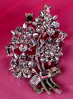 a beautiful vintage costume jewelry brooch unsigned