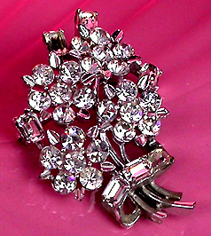 a beautiful vintage costume jewelry brooch unsigned