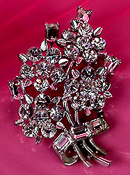 a beautiful vintage costume jewelry Brooch unsigned