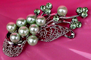 a beautiful vintage costume jewelry brooch unsigned